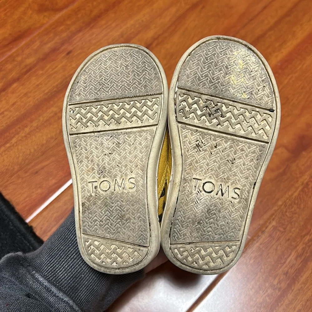 Toms Bee Themed Girls Size 5 Shoes. - Picture 4 of 4